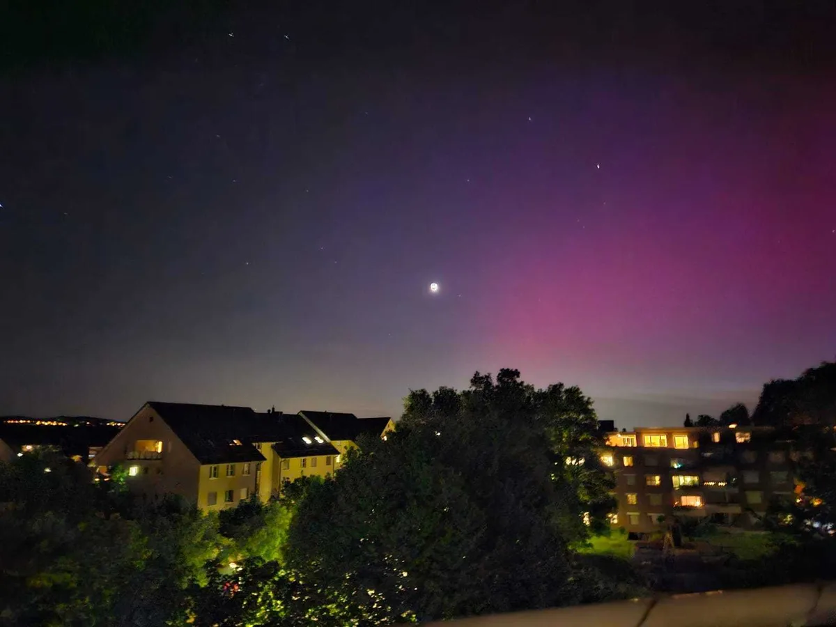 Polarlichter über das Stadt Uster in der Nacht vom 10. auf den 11. Mai 2024.